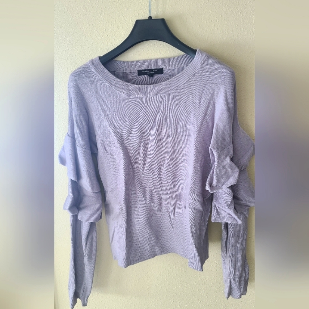 Romeo & Juliet Couture Lavender Ruffled Sleeve Sweater M
